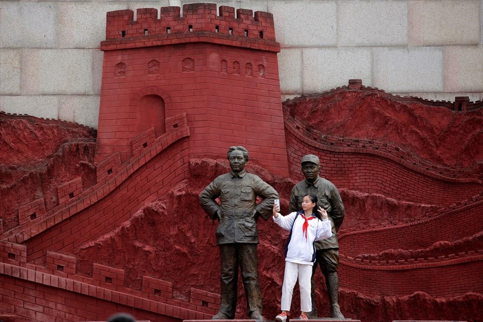Κίνα: 50η επέτειος της Πολιτιστικής Επανάστασης. Ένα κορίτσι βγάζει σέλφι μπροστά από τα αγάλμα του ιδρυτή της Λαϊκής Δημοκρατίας της Κίνας Μάο Τσετούνγκ (αριστερά) και του στρατάρχη Ζου Ντε.