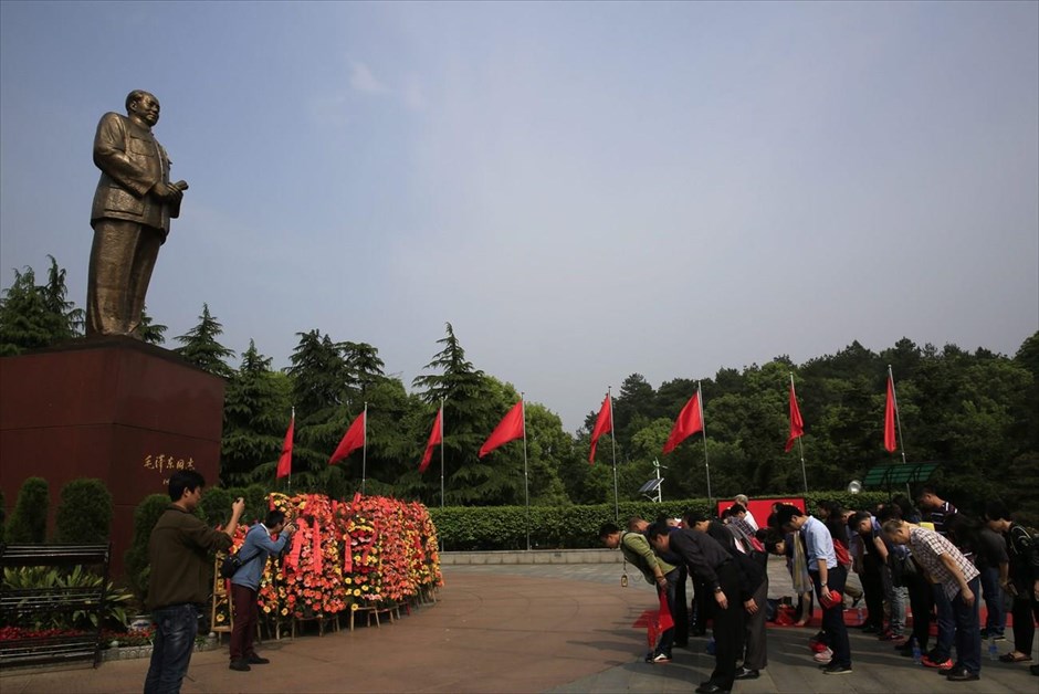 Κίνα: 50η επέτειος της Πολιτιστικής Επανάστασης. Επισκέπτες της γενέτειρας του Μάο υποκλίνονται μπροστά στο άγαλμα του ιδρυτή της Λαϊκής Δημοκρατίας της Κίνας. 