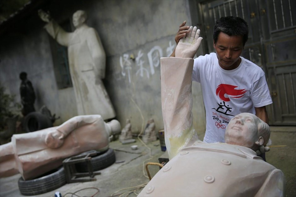 Κίνα: 50η επέτειος της Πολιτιστικής Επανάστασης. Ο γλύπτης Τιαν Γοντζούν επιμελείται άγαλμα του Μάο, στο εργαστήριό του στο Σαοσάν.