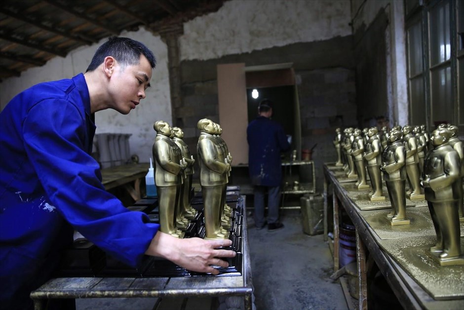 Κίνα: 50η επέτειος της Πολιτιστικής Επανάστασης. Εργοστάσιο που παράγει αγαλματίδια του Μάο, στο Σαοσάν. 