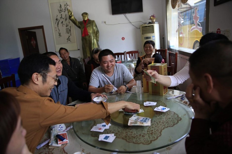 Κίνα: 50η επέτειος της Πολιτιστικής Επανάστασης. Κάτοικοι του Σαοσάν παίζουν χαρτιά σε εστιατόριο της περιοχής. 