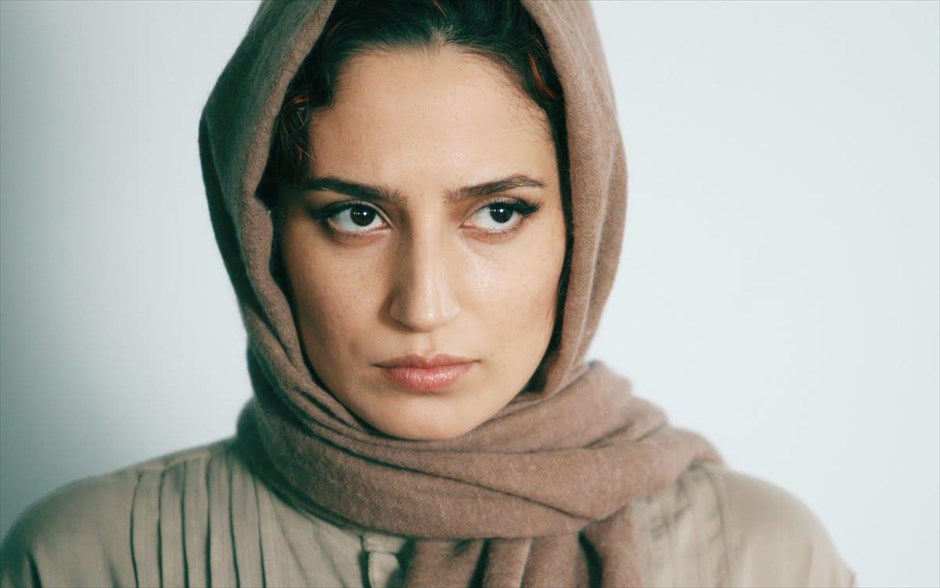 «Μελβούρνη». «Μελβούρνη»: Το δράμα του Ιρανού σκηνοθέτη Νιμά Τζαβιντί, το οποίο αποτελεί την πρώτη ταινία του, έχει αποσπάσει διθυραμβικές κριτικές. Ένα νεαρό ζευγάρι που ζει στο Ιράν  ετοιμάζεται να πετάξει στη Μελβούρνη, για να συνεχίσει τις σπουδές του. Μόλις λίγες ώρες πριν την αναχώρηση της πτήσης τους, καλούνται να προσέξουν το μωρό των γειτόνων τους, μέχρι να γυρίσουν οι γονείς του. Κάποια στιγμή, αντιλαμβάνονται ότι κάτι δεν πάει καθόλου καλά με το μωρό. Άθελά τους, μπλέκονται σε ένα τραγικό περιστατικό, ενώ οι συνθήκες τούς πιέζουν να πάρουν μία απόφαση ζωής.