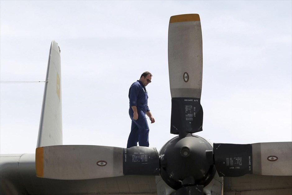 EgyptAir: Συμμετοχή της Πολεμικής Αεροπορίας στις έρευνες . Μηχανικός ελέγχει αεροσκάφος C-130 της Πολεμικής Αεροπορίας στην&nbsp;αεροπορική βάση&nbsp;του&nbsp;Καστελίου. Το αεροπλάνο συμμετέχει στην επιχείρηση έρευνας και διάσωσης που βρίσκεται σε εξέλιξη στη Μεσόγειο για τον εντοπισμό του αεροσκάφους της&nbsp;EgyptAir&nbsp;που χάθηκε την Πέμπτη από τα ραντάρ. Όπως δήλωσε ο υπουργός Άμυνας, Πάνος Καμμένος, οι αιγυπτιακές αρχές έχουν εντοπίσει ανθρώπινο μέλος, αποσκευές και δύο καθίσματα, 290 χιλιόμετρα βόρεια της Αλεξάνδρειας.