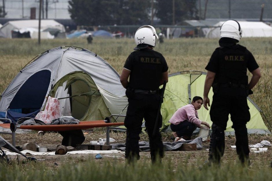 Σε εξέλιξη η επιχείρηση εκκένωσης της Ειδομένης . Ένα προσφυγόπουλο μαζεύει τα πράγματά του κατά τη διάρκεια επιχείρησης για την εκκένωση του άτυπου καταυλισμού της Ειδομένης που ξεκίνησε νωρίς το πρωί και σύμφωνα με την ΕΛΑΣ εξελίσσεται ομαλά. Συνολικά έξι λεωφορεία με συνολικά 340 πρόσφυγες και μετανάστες, έχουν αναχωρήσει μέχρι στιγμής από το σημείο με προορισμό δομές φιλοξενίας, περιμετρικά της Θεσσαλονίκης.