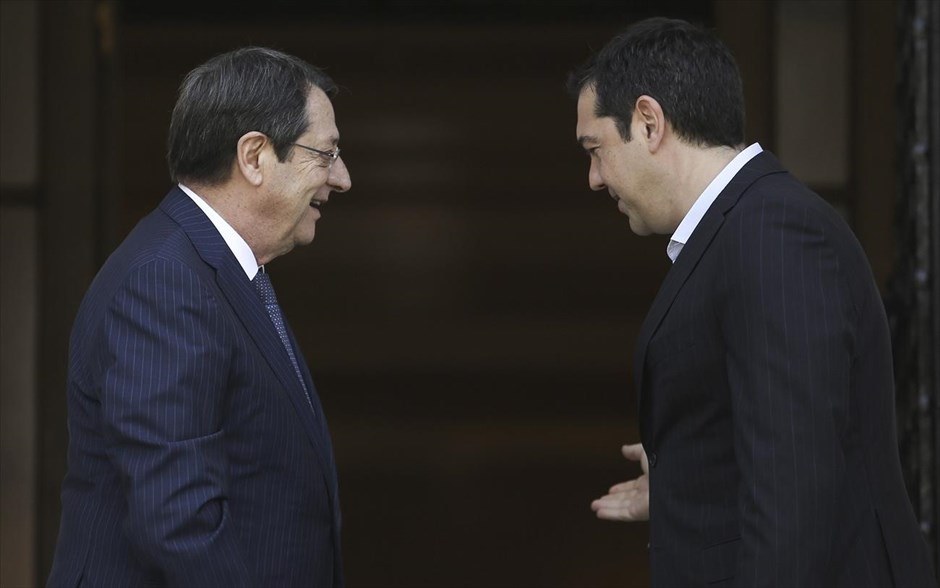 Συνάντηση Αλ. Τσίπρα - Ν. Αναστασιάδη στο Μ. Μαξίμου. Με δρόμο αντοχής παρομοίωσε την πορεία προς την επίλυση του Κυπριακού ο πρωθυπουργός Αλέξης Τσίπρας, υποδεχόμενος στο Μέγαρο Μαξίμου τον Κύπριο πρόεδρο Νίκο Αναστασιάδη.
Από την πλευρά του, ο κ. Αναστασιάδης συνεχάρη τη χώρα μας για το γεγονός ότι «επιτέλους κλείνει ένα μεγάλο κεφάλαιο αβεβαιότητας». «Αν συνεχίσετε με συνέπεια αυτά που έχετε αναλάβει οι μέρες της ελπίδας είναι μπροστά», πρόσθεσε.
