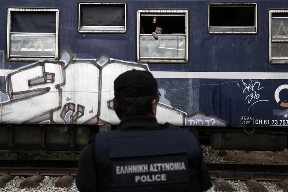 Με πιο αργούς ρυθμούς σήμερα η επιχείρηση εκκένωσης της Ειδομένης. Προσφυγόπουλο κοιτάει από παράθυρο τραίνου κατά την διάρκεια απομάκρυνσης των προσφύγων και μεταναστών από τον καταυλισμό της Ειδομένης, Τετάρτη 25 Μαΐου 2016. Με επιχείρηση που οργανώθηκε από την ΕΛΑΣ άρχισε η σταδιακή απομάκρυνση από τον καταυλισμό της Ειδομένης όλων των προσφύγων και μεταναστών και η μεταφορά τους σε οργανωμένες δομές φιλοξενίας.