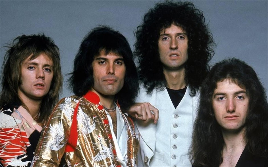«Queen - A night in Bohemia». «Queen - A night in Bohemia»: Το μουσικό ντοκιμαντέρ του Τομ Κόρκοραν - με τους Τζον Ντίκον, Μπράιαν Μέι, Φρέντι Μέρκιουρι και Ρότζερ Τέιλορ - παρουσιάζει τη συναυλία των Queen, που έγινε στο «Hammersmith Odeon» του Λονδίνου, το 1975, εποχή που το συγκρότημα ήταν στο απόγειο της δημιουργικότητάς του, με τραγούδια, όπως τα «Bohemian rhapsody», «Killer Queen», «Liar», «Keep yourself alive» και «Now I am here».