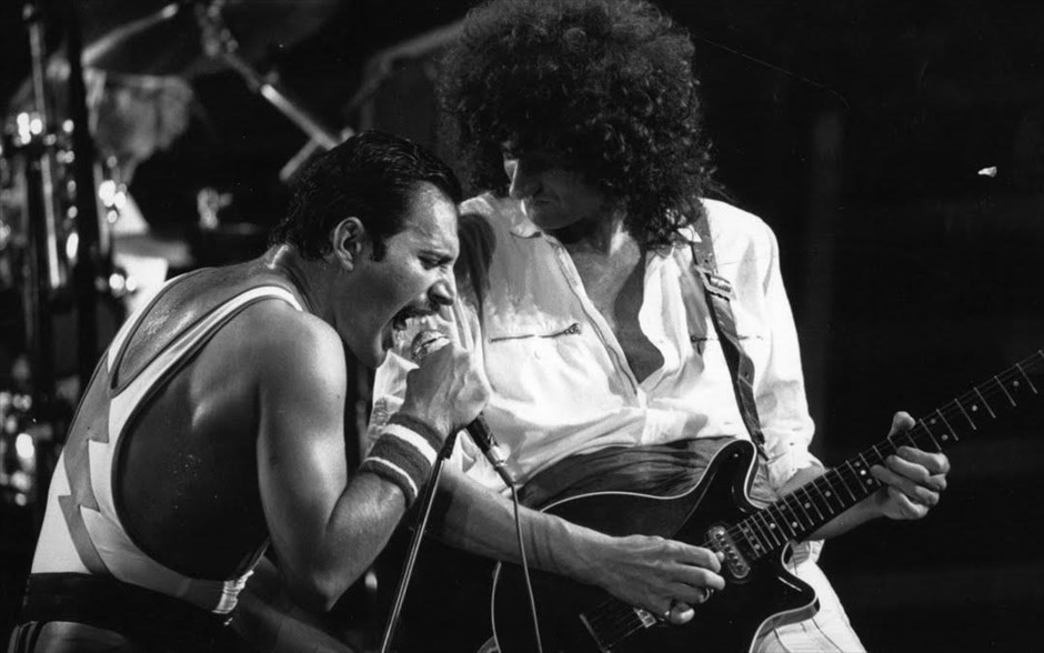 «Queen - A night in Bohemia». «Queen - A night in Bohemia»: Το μουσικό ντοκιμαντέρ του Τομ Κόρκοραν - με τους Τζον Ντίκον, Μπράιαν Μέι, Φρέντι Μέρκιουρι και Ρότζερ Τέιλορ - παρουσιάζει τη συναυλία των Queen, που έγινε στο «Hammersmith Odeon» του Λονδίνου, το 1975, εποχή που το συγκρότημα ήταν στο απόγειο της δημιουργικότητάς του, με τραγούδια, όπως τα «Bohemian rhapsody», «Killer Queen», «Liar», «Keep yourself alive» και «Now I am here».