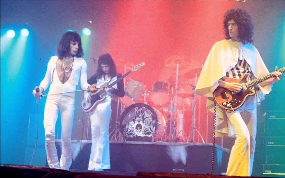 «Queen - A night in Bohemia». «Queen - A night in Bohemia»: Το μουσικό ντοκιμαντέρ του Τομ Κόρκοραν - με τους Τζον Ντίκον, Μπράιαν Μέι, Φρέντι Μέρκιουρι και Ρότζερ Τέιλορ - παρουσιάζει τη συναυλία των Queen, που έγινε στο «Hammersmith Odeon» του Λονδίνου, το 1975, εποχή που το συγκρότημα ήταν στο απόγειο της δημιουργικότητάς του, με τραγούδια, όπως τα «Bohemian rhapsody», «Killer Queen», «Liar», «Keep yourself alive» και «Now I am here».