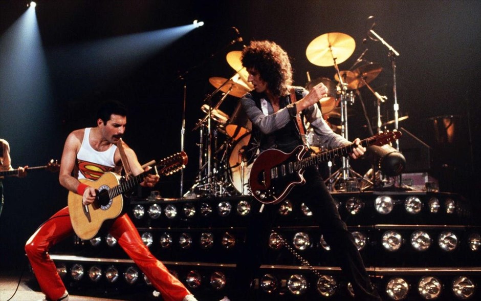 «Queen - A night in Bohemia». «Queen - A night in Bohemia»: Το μουσικό ντοκιμαντέρ του Τομ Κόρκοραν - με τους Τζον Ντίκον, Μπράιαν Μέι, Φρέντι Μέρκιουρι και Ρότζερ Τέιλορ - παρουσιάζει τη συναυλία των Queen, που έγινε στο «Hammersmith Odeon» του Λονδίνου, το 1975, εποχή που το συγκρότημα ήταν στο απόγειο της δημιουργικότητάς του, με τραγούδια, όπως τα «Bohemian rhapsody», «Killer Queen», «Liar», «Keep yourself alive» και «Now I am here».