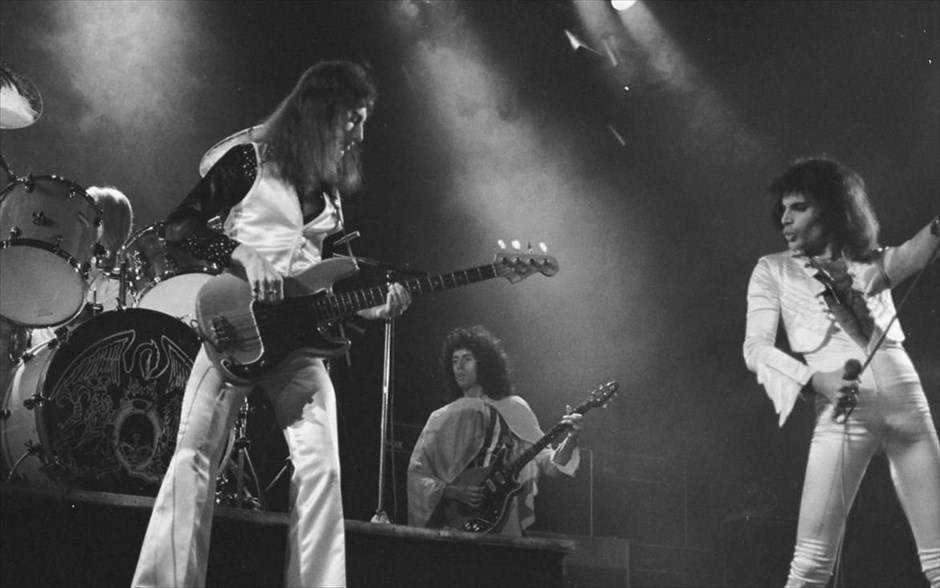 «Queen - A night in Bohemia». «Queen - A night in Bohemia»: Το μουσικό ντοκιμαντέρ του Τομ Κόρκοραν - με τους Τζον Ντίκον, Μπράιαν Μέι, Φρέντι Μέρκιουρι και Ρότζερ Τέιλορ - παρουσιάζει τη συναυλία των Queen, που έγινε στο «Hammersmith Odeon» του Λονδίνου, το 1975, εποχή που το συγκρότημα ήταν στο απόγειο της δημιουργικότητάς του, με τραγούδια, όπως τα «Bohemian rhapsody», «Killer Queen», «Liar», «Keep yourself alive» και «Now I am here».