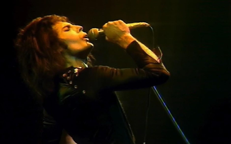 «Queen - A night in Bohemia». «Queen - A night in Bohemia»: Το μουσικό ντοκιμαντέρ του Τομ Κόρκοραν - με τους Τζον Ντίκον, Μπράιαν Μέι, Φρέντι Μέρκιουρι και Ρότζερ Τέιλορ - παρουσιάζει τη συναυλία των Queen, που έγινε στο «Hammersmith Odeon» του Λονδίνου, το 1975, εποχή που το συγκρότημα ήταν στο απόγειο της δημιουργικότητάς του, με τραγούδια, όπως τα «Bohemian rhapsody», «Killer Queen», «Liar», «Keep yourself alive» και «Now I am here».