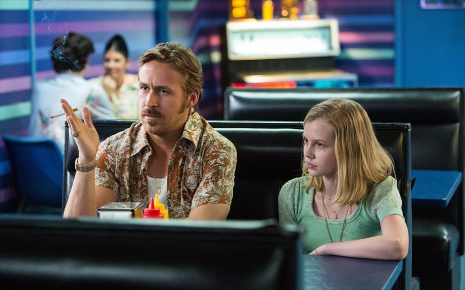 «The nice guys». «The nice guys»: Ένας ντετέκτιβ κι ένας μπράβος αναγκάζονται να συνεργαστούν, για να λύσουν την υπόθεση μιας αγνοούμενης κοπέλας και τον φαινομενικά ασύνδετο θάνατο μιας πορνοστάρ, στην κωμική νουάρ περιπέτεια μυστηρίου του Σέιν Μπλακ, με τους - βραβευμένους με Όσκαρ - Ράσελ Κρόου και Κιμ Μπάσιντζερ, τον - υποψήφιο για Όσκαρ - Ράιαν Γκόσλινγκ και τον Ματ Μπόουμερ. Κατά τη διάρκεια της έρευνάς τους, οι δύο άνδρες αποκαλύπτουν μια σοκαριστική συνομωσία, που φτάνει στους υψηλότερους κύκλους εξουσίας.