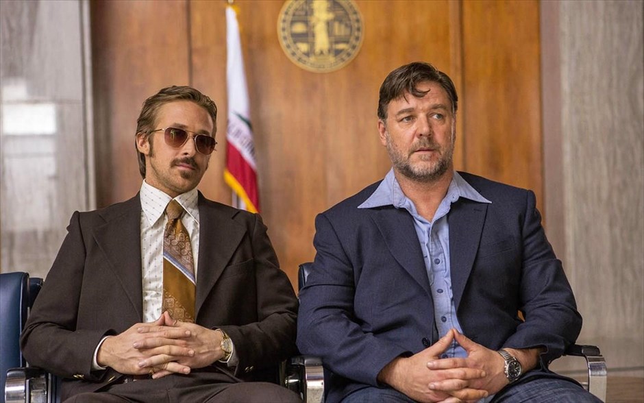 «The nice guys». «The nice guys»: Ένας ντετέκτιβ κι ένας μπράβος αναγκάζονται να συνεργαστούν, για να λύσουν την υπόθεση μιας αγνοούμενης κοπέλας και τον φαινομενικά ασύνδετο θάνατο μιας πορνοστάρ, στην κωμική νουάρ περιπέτεια μυστηρίου του Σέιν Μπλακ, με τους - βραβευμένους με Όσκαρ - Ράσελ Κρόου και Κιμ Μπάσιντζερ, τον - υποψήφιο για Όσκαρ - Ράιαν Γκόσλινγκ και τον Ματ Μπόουμερ. Κατά τη διάρκεια της έρευνάς τους, οι δύο άνδρες αποκαλύπτουν μια σοκαριστική συνομωσία, που φτάνει στους υψηλότερους κύκλους εξουσίας.