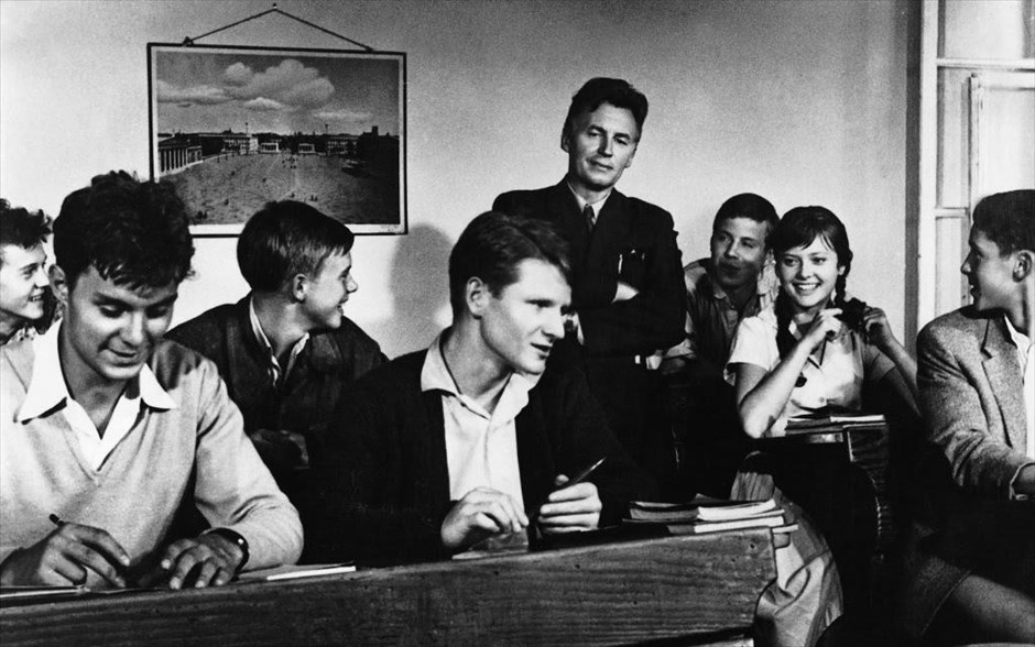 Stars - Η μπαλάντα ενός λαού. «Stars - Η μπαλάντα ενός λαού»: Το ασπρόμαυρο γερμανικό δράμα του 1959, σε σκηνοθεσία του Κόνραντ Βολφ, είναι η πρώτη ταινία του παγκόσμιου κινηματογράφου, η οποία αναδεικνύει την εξολόθρευση των Ελληνοεβραίων κατά τη διάρκεια της κατοχής, και η μοναδική γερμανική ταινία που τιμήθηκε με το Βραβείο Κριτικής Επιτροπής στο Φεστιβάλ των Καννών.