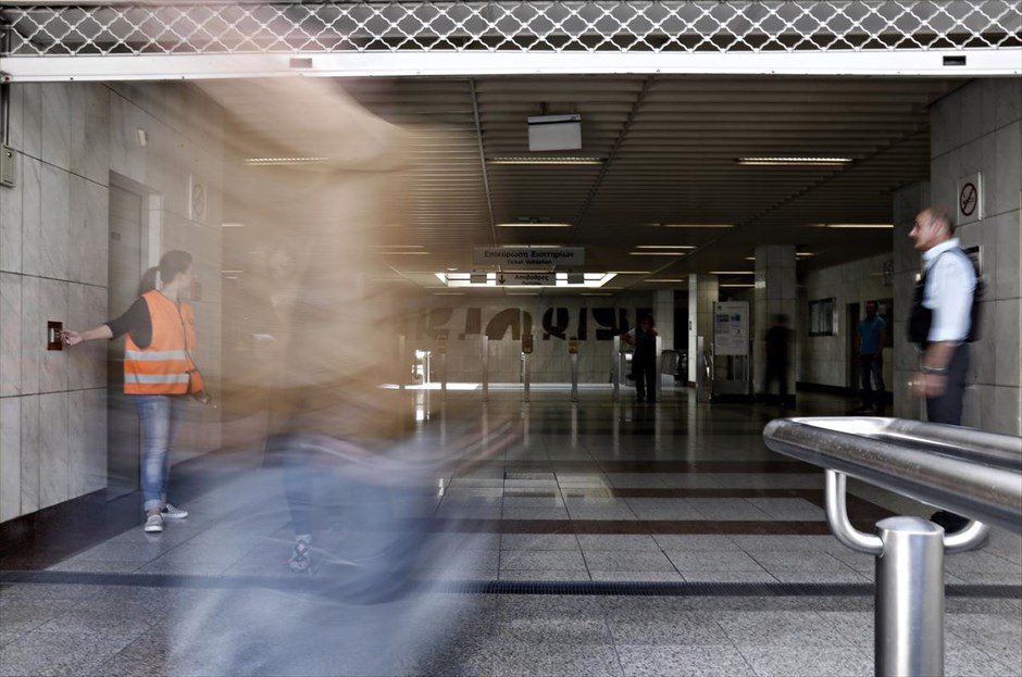 Στάσεις εργασίας στα ΜΜΜ. Στάση εργασίας των εργαζομένων στα Μέσα Μαζικής Μεταφοράς στην Αθήνα στις 26 Μαϊου 2016. Ακινητοποιημένα μένουν από τις 11.00 έως τις 16.00 ο Ηλεκτρικός, το&nbsp;Μετρό, και το Τραμ, ενώ έως τις 17:00 τα λεωφορεία και τα τρόλεϊ.