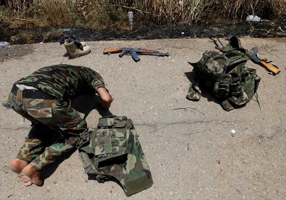 Ιράκ: Συνεχίζονται οι επιχειρήσεις για την ανακατάληψη της Φαλούτζα. Ιρακινός σιίτης μαχητής προσεύχεται κοντά στη Φαλούτζα. Με αμείωτη ένταση συνεχίζεται η προέλαση του ιρακινού στρατού για την ανακατάληψη της Φαλούτζα. Οι ιρακινές δυνάμεις ελέγχουν πλέον πολλές περιοχές στην πόλη Γκάρμα, ανοίγοντας έτσι το δρόμο για την είσοδό τους στη Φαλούτζα. Η επιχείρηση γίνεται σε πέντε μέτωπα στα ανατολικά και στα δυτικά.