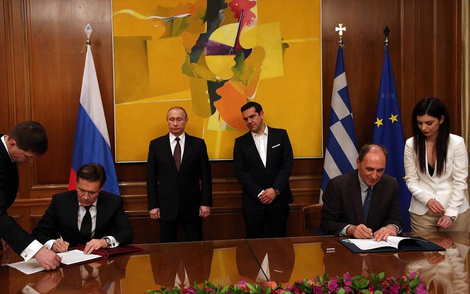 Πούτιν - Τσίπρας - υπογραφή συμφωνιών. Ο πρωθυπουργός Αλέξης Τσίπρας με τον Πρόεδρο της Ρωσίας Βλαντίμιρ Πούτιν παρακολουθούν την υπογραφή συμφωνιών συνεργασίας Ελλάδας – Ρωσίας, από τον υπουργό Οικονομίας, Ανάπτυξης και Τουρισμού Γιώργο Σταθάκη και τον ομόλογό του της Ρωσίας Αλεξέι Λιχατσιόβ στο Μέγαρο Μαξίμου.