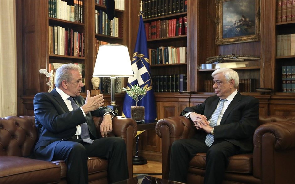 Συνάντηση του ΠτΔ με τον επίτροπο Μετανάστευσης. «Η Συμφωνία ανάμεσα στην Ε.Ε. και την Τουρκία δοκιμάζεται», παραδέχθηκε ο επίτροπος Μετανάστευσης Δημήτρης Αβραμόπουλος, κατά τη συνάντησή του με τον Πρόεδρο της Δημοκρατίας Προκόπη Παυλόπουλο.&nbsp;Τόνισε την ανάγκη εφαρμογής της, σημειώνοντας ότι σε διαφορετική περίπτωση η Ελλάδα θα είναι η πρώτη που θα υποστεί τις επιπτώσεις.
