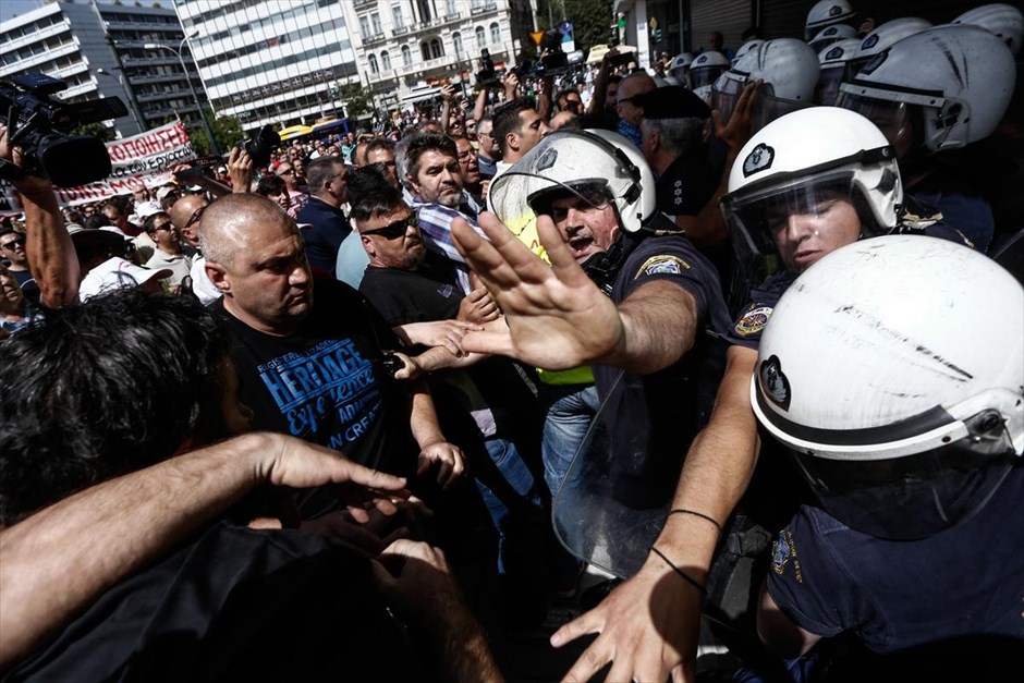 Μικροένταση στη συγκέντρωση των λιμενεργατών. Μικροένταση σημειώθηκε κατά τη διάρκεια της συγκέντρωσης των&nbsp;λιμενεργατών, στο Σύνταγμα. Οι εργαζόμενοι στον ΟΛΠ και τον ΟΛΘ&nbsp;συνεχίζουν τις 48ωρες επαναλαμβανόμενες απεργίες τους, αντιδρώντας στην ιδιωτικοποίηση των λιμανιών.