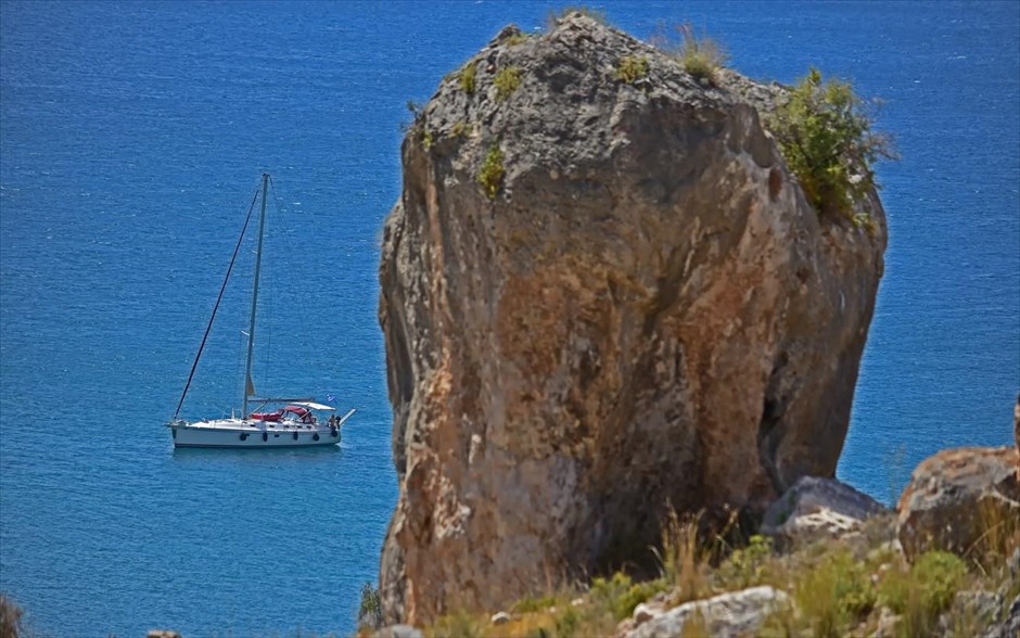 Καλοκαιρινό στιγμιότυπο από το Ναύπλιο. Ένα ιστιοφόρο σκάφος στον κόλπο της παραλίας Καραθώνας στην πόλη του Ναυπλίου.