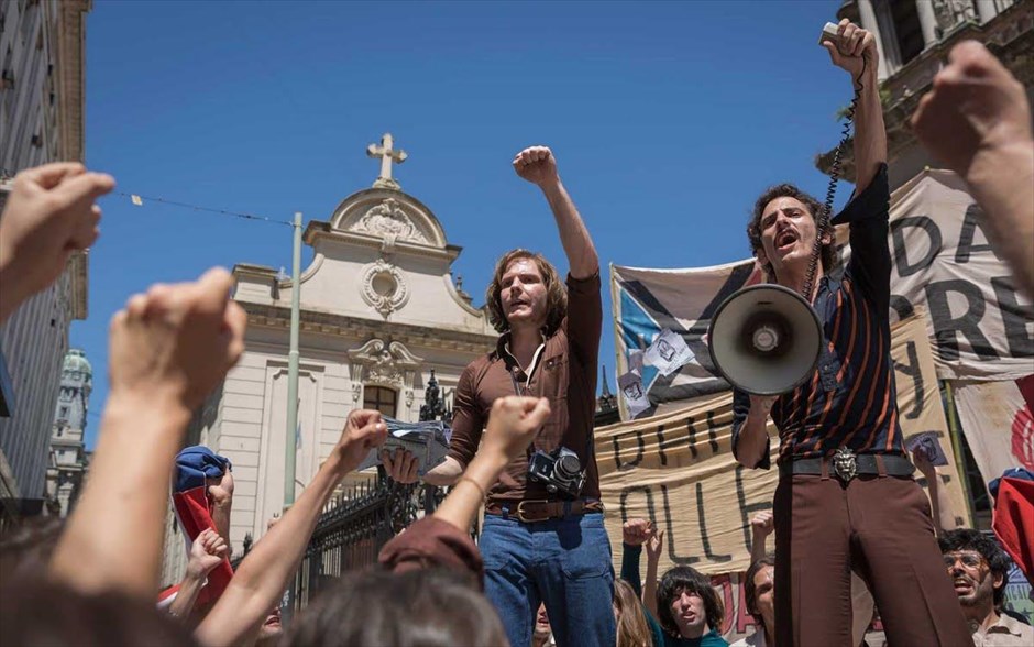 «H αποικία». «H αποικία»: Το θρίλερ του - βραβευμένου με Όσκαρ - Φλόριαν Γκάλενμπεργκερ, με τους Έμα Γουότσον, Ντάνιελ Μπριλ, Μίκαελ Νίκβιστ και Ριτσέντα Κάρεϊ, μας μεταφέρει στη Χιλή του 1973, όταν τα πλήθη βγαίνουν στους δρόμους, για να διαμαρτυρηθούν για το πραξικόπημα του στρατηγού Πινοσέτ. Ένα ευτυχισμένο νεαρό ζευγάρι συλλαμβάνεται από τη μυστική αστυνομία και ο άνδρας μεταφέρεται σε ένα μέρος, όπου γίνονται ανακρίσεις και βασανιστήρια. Πρόκειται για μια κρυφή στρατιωτική εγκατάσταση, χτισμένη κάτω από την γερμανική κοινότητα Colonia Dignidad («Αποικία Αξιοπρέπεια»), την οποία χρησιμοποιεί ως κάλυψη.