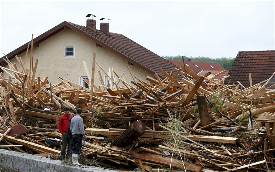 Πλημμύρες - Γερμανία. Μεγάλες καταστροφές προκάλεσαν οι πλημμύρες στο χωριό Simbach am Inn που βρίσκεται ανατολικά του Μονάχου στη Γερμανία.