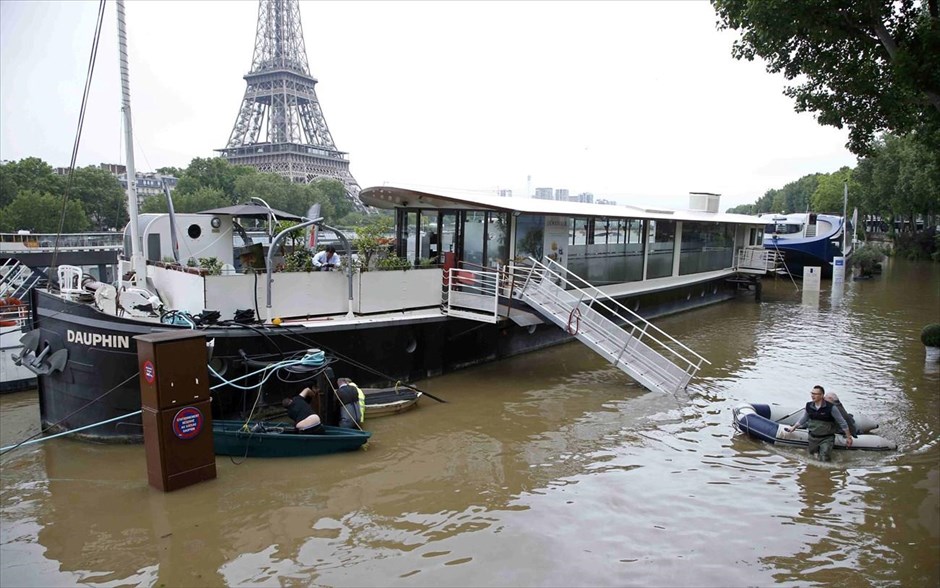 Πλημμύρες - Γαλλία. Άνδρας εγκαταλείπει το σκάφος του που χρησιμοποιεί και σαν σπίτι.