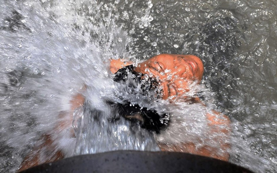 Κύμα καύσωνα στην Ινδία. Ένα αγόρι δροσίζεται σε σιντριβάνι κατά τη διάρκεια μίας ζεστής ημέρας στο Νέο Δελχί. Οι θερμοκρασίες στο μεγαλύτερο μέρος της χώρας έχουν ήδη ξεπεράσει τους 40 βαθμούς Κελσίου