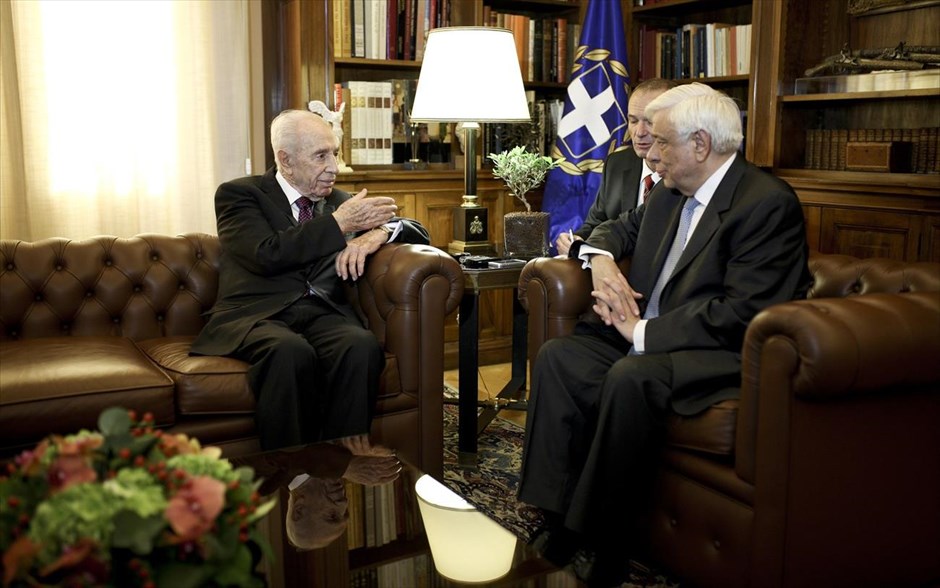 Συνάντηση του Προέδρου της Δημοκρατίας με τον Σιμόν Πέρες. «Η Οικονομία πρέπει να υπηρετεί τον Άνθρωπο, και όχι ο Άνθρωπος την Οικονομία» υπογράμμισε ο Πρόεδρος της Δημοκρατίας Προκόπης Παυλόπουλος κατά την συνάντησή του με τον πρώην πρόεδρο του Ισραήλ Σιμόν Πέρες, ενώ παράλληλά τόνισε την ανάγκη ειρήνευσης στη Μέση Ανατολή και τερματισμού του πολέμου στη Συρία.