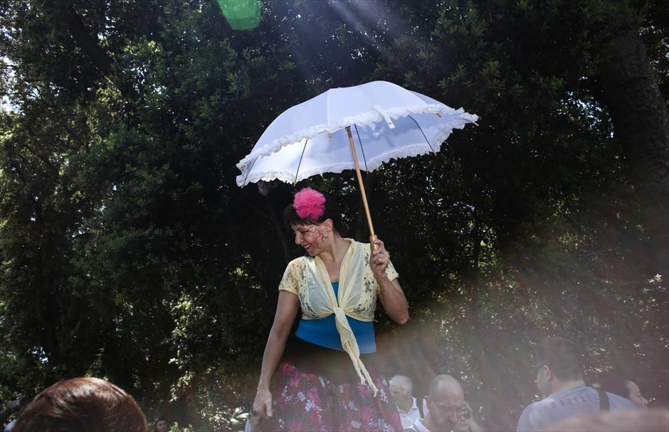 Athens Gardens Festival στον Εθνικό Κήπο. Στιγμιότυπο από το «Athens Gardens Festival» στον Εθνικό Κήπο της Αθήνας. Σε χώρο καλλιτεχνικής έκφρασης και δημιουργίας μετατράπηκε για τρείς μέρες, από τις 3 έως τις 5 Ιουνίου, ο Εθνικός Κήπος, όπου πραγματοποιήθηκε το «Athens Gardens Festival». Το φεστιβάλ φιλοξένησε εννέα θεματικές συναυλίες με μουσικές και τραγούδια από τον κινηματογράφο.