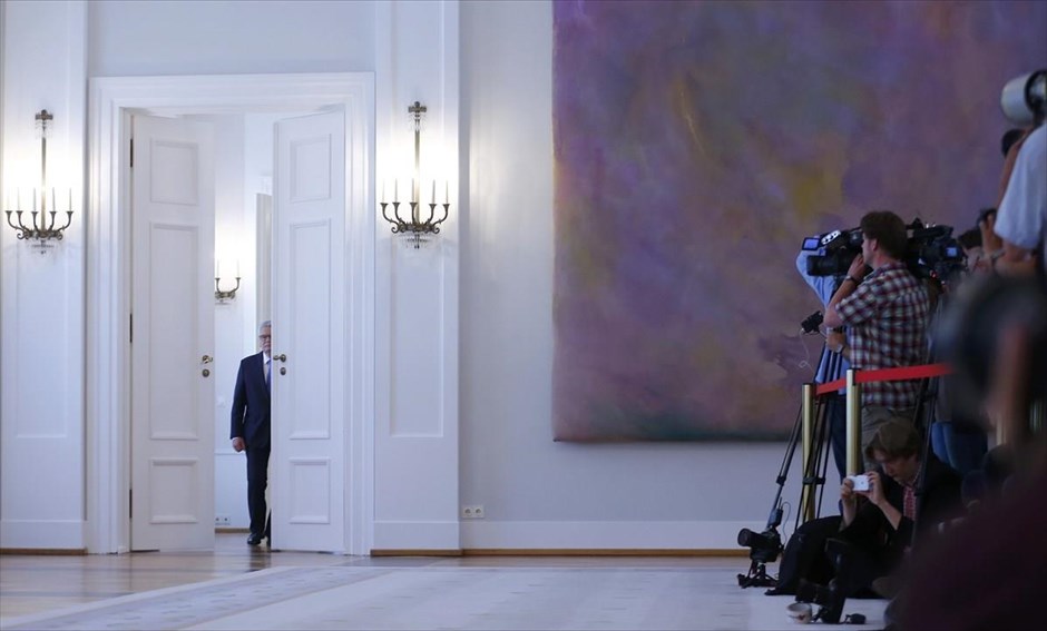 Δεν θα είναι υποψήφιος για δεύτερη θητεία ο πρόεδρος της Γερμανίας Γκάουκ. O 11ος μεταπολεμικός πρόεδρος της Γερμανίας Γιόαχιμ Γκάουκ ανακοίνωσε δεν θα είναι εκ νέου υποψήφιος για το ύπατο αξίωμα της Ομοσπονδιακής Δημοκρατίας. Κατά τη δήλωσή του από το Παλάτι Bellevue στο Βερολίνο, που αποτελεί την επίσημη προεδρική κατοικία, ανέφερε ότι η απόφασή του δεν ήταν εύκολη και τόνισε ότι ανησυχεί για τη φυσική του αντοχή και ενέργεια εάν συνεχίσει να κατέχει το αξίωμα του προέδρου ενώ θα έχει ξεπεράσει τα 80 του χρόνια. Ο κ. Γκάουκ βρίσκεται στον προεδρικό θώκο από τον Μάρτιο του 2012 και ο διάδοχός του, μιας και η θητεία του προέδρου είναι πενταετής, θα πρέπει να τον αντικαταστήσει τον Μάρτιο του 2017.
