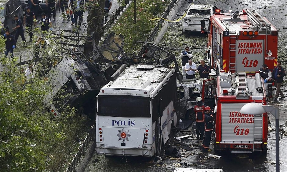 Έντεκα νεκροί και δεκάδες τραυματίες από έκρηξη στην Κωνσταντινούπολη. Έντεκα νεκροί και 36 τραυματίες είναι ο απολογισμός της αιματηρής βομβιστικής επίθεσης που είχε ως στόχο λεωφορείο της αστυνομίας στην περιοχή του Βεζνέτσιλερ, στο κέντρο της Κωνσταντινούπολης. Όπως ανέφερε ο κυβερνήτης της Κωνσταντινούπολης επτά από τους νεκρούς ήταν αστυνομικοί, ενώ τρεις από τους τραυματίες είναι σε κρίσιμη κατάσταση.
