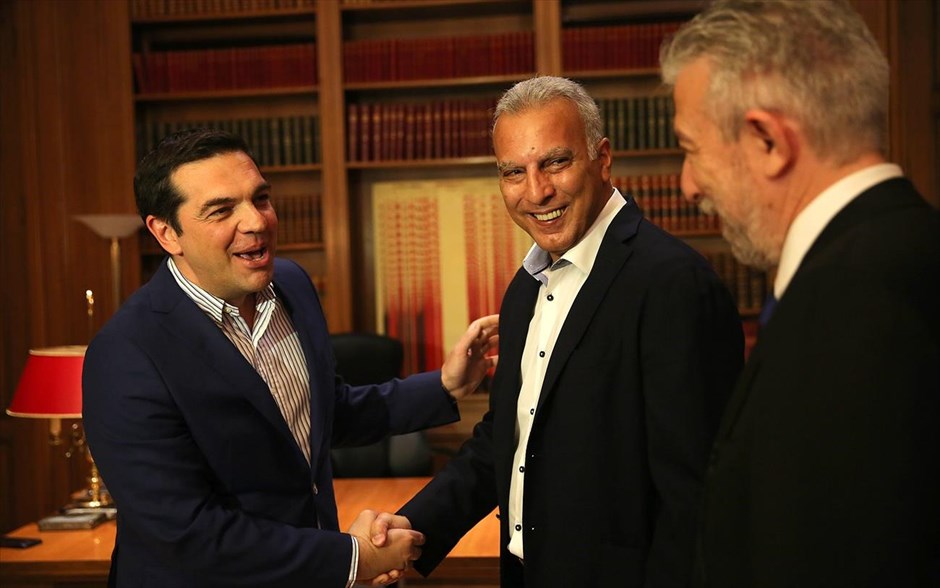 Αλέξης Τσίπρας - Νίκος Γκάλης. Ο παλαίμαχος παίκτης του μπάσκετ Νίκος Γκάλης κουβεντιάζει με τον πρωθυπουργό Αλέξη Τσίπρα και τον υφυπουργό Αθλητισμού Σταύρο Κοντονή (στη συνάντηση τους στο Μέγαρο Μαξίμου.