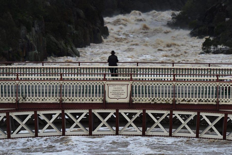 Πλημμύρες στην Τασμανία. Στιγμιότυπο από το Λόντσεστον της Τασμανίας όπου οι σφοδρές βροχοπτώσεις των τελευταίων ημερών έχουν οδηγήσει σε αύξηση της στάθμης των υδάτων στις λίμνες και τα ποτάμια της περιοχής. Κατά τη διάρκεια του περασμένου Σαββατοκύριακου τρεις άνθρωποι έχασαν τη ζωή τους, ενώ κάποιοι αγνοούνται από τις πλημμύρες που προκάλεσαν οι σφοδρές βροχοπτώσεις που σημειώθηκαν στις ανατολικές ακτές της Αυστραλίας.