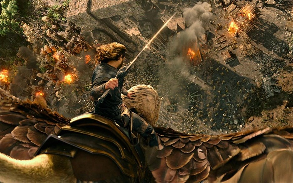 «Warcraft: Η σύγκρουση δύο κόσμων». «Warcraft: Η σύγκρουση δύο κόσμων»: Ο γιος του θρυλικού Ντέιβιντ Μπόουι, Ντάνκαν Τζόουνς, σκηνοθετεί μια εντυπωσιακή τρισδιάστατη περιπέτεια φαντασίας, η οποία αποτελεί την πρώτη κινηματογραφική μεταφορά της ομώνυμης σειράς παιχνιδιών της Blizzard, που έχει εκατομμύρια φανατικούς παίκτες ανά τον κόσμο.