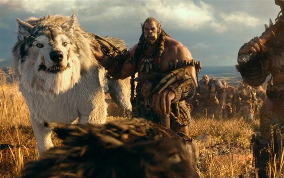 «Warcraft: Η σύγκρουση δύο κόσμων». «Warcraft: Η σύγκρουση δύο κόσμων»: Ο γιος του θρυλικού Ντέιβιντ Μπόουι, Ντάνκαν Τζόουνς, σκηνοθετεί μια εντυπωσιακή τρισδιάστατη περιπέτεια φαντασίας, η οποία αποτελεί την πρώτη κινηματογραφική μεταφορά της ομώνυμης σειράς παιχνιδιών της Blizzard, που έχει εκατομμύρια φανατικούς παίκτες ανά τον κόσμο.
