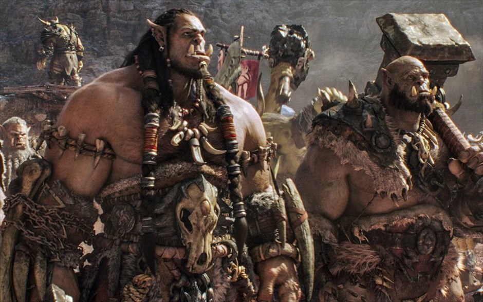 «Warcraft: Η σύγκρουση δύο κόσμων». «Warcraft: Η σύγκρουση δύο κόσμων»: Ο γιος του θρυλικού Ντέιβιντ Μπόουι, Ντάνκαν Τζόουνς, σκηνοθετεί μια εντυπωσιακή τρισδιάστατη περιπέτεια φαντασίας, η οποία αποτελεί την πρώτη κινηματογραφική μεταφορά της ομώνυμης σειράς παιχνιδιών της Blizzard, που έχει εκατομμύρια φανατικούς παίκτες ανά τον κόσμο.