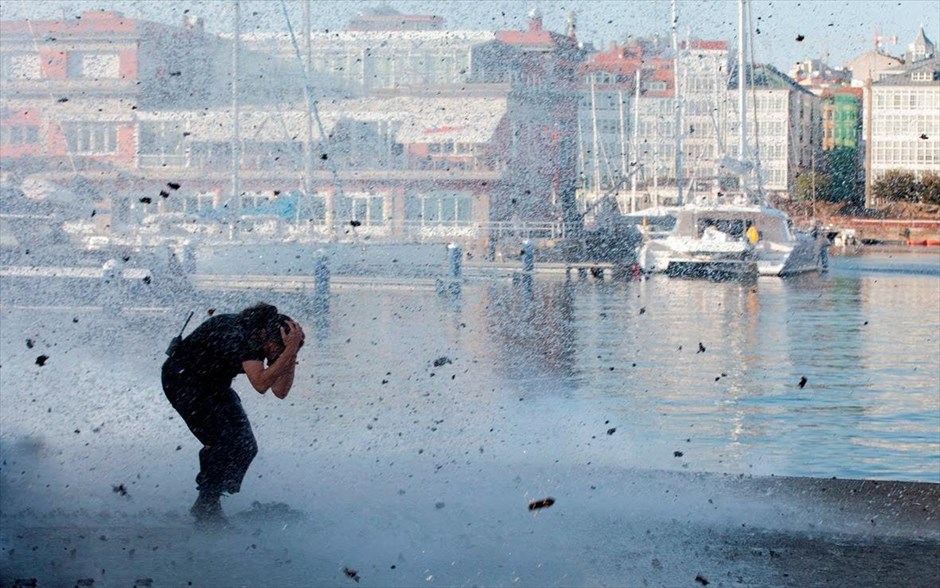«Με απόκρυψη». «Με απόκρυψη»: Στο ισπανικό θρίλερ του Ντάνι Ντε Λα Τόρε, με τους Λουίς Τοσάρ, Ελβίρα Μινγκέζ, Φερνάντο Κάγιο, Χαβιέ Γκουτιέρεζ και Γκόγια Τολέδο, ένα στέλεχος τράπεζας πηγαίνει τα παιδιά του στο σχολείο. Καθώς οδηγεί, δέχεται μια ανώνυμη κλήση από ένα κινητό τηλέφωνο, που βρίσκει μέσα στο αυτοκίνητο. Μια άγνωστη φωνή τον πληροφορεί ότι υπάρχει βόμβα κάτω από το κάθισμά του και ότι έχει λίγες ώρες, για να συγκεντρώσει ένα μεγάλο χρηματικό ποσό.