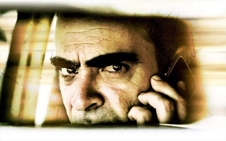 «Με απόκρυψη». «Με απόκρυψη»: Στο ισπανικό θρίλερ του Ντάνι Ντε Λα Τόρε, με τους Λουίς Τοσάρ, Ελβίρα Μινγκέζ, Φερνάντο Κάγιο, Χαβιέ Γκουτιέρεζ και Γκόγια Τολέδο, ένα στέλεχος τράπεζας πηγαίνει τα παιδιά του στο σχολείο. Καθώς οδηγεί, δέχεται μια ανώνυμη κλήση από ένα κινητό τηλέφωνο, που βρίσκει μέσα στο αυτοκίνητο. Μια άγνωστη φωνή τον πληροφορεί ότι υπάρχει βόμβα κάτω από το κάθισμά του και ότι έχει λίγες ώρες, για να συγκεντρώσει ένα μεγάλο χρηματικό ποσό.