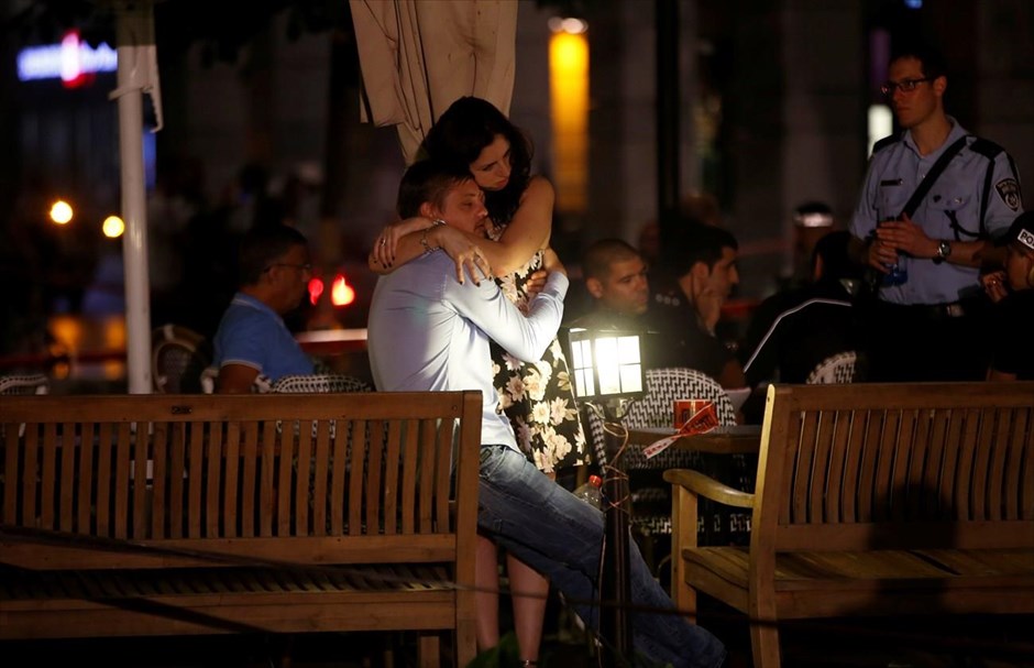 Αιματηρή επίθεση Παλαιστινίων στο Τελ Αβίβ. Ένα ζευγάρι αγκαλιάζεται έξω από ένα εστιατόριο, μετά την επίθεση ενόπλων στο Τελ Αβίβ. Τουλάχιστον τέσσερα άτομα σκοτώθηκαν και έξι τραυματίστηκαν από επίθεση που πραγματοποίησαν χθες δύο ένοπλοι Παλαιστίνιοι σε χώρο καταστημάτων και εστιατορίων στο Τελ Αβίβ. Οι δύο ένοπλοι συνελήφθησαν, ο ένας από αυτούς τραυματισμένος. Σύμφωνα με την ισραηλινή αστυνομία οι συλληφθέντες είναι Παλαιστίνιοι από ένα χωριό κοντά στη Χεβρώνα, στην κατεχόμενη από Ισραηλινούς Δυτική Όχθη. Πλάνα από κάμερες ασφαλείας δείχνουν τους δύο άντρες, που ήταν ντυμένοι ως επιχειρηματίες και παρίσταναν τους πελάτες σε ένα εστιατόριο, να βγάζουν ξαφνικά αυτόματα όπλα και να ανοίγουν πυρ.