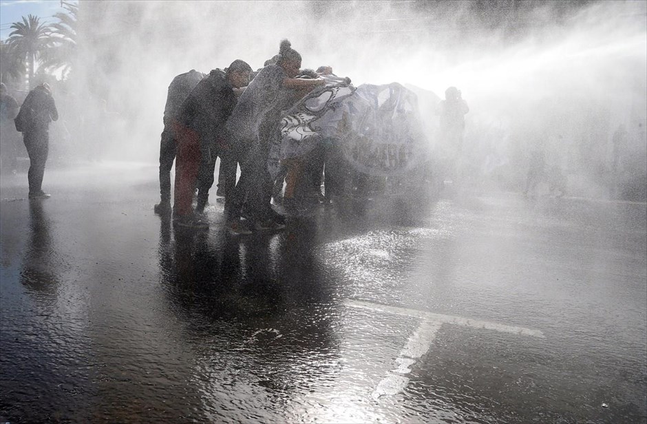 Πορεία διαμαρτυρίας στη Χιλή. Όχημα της αστυνομίας στο Βαλπαραΐσο της Χιλής χτυπά με κανόνι εκτόξευσης νερού διαδηλωτές που διαμαρτύρονται για τις μεταρρυθμίσεις στην Παιδεία που προωθεί η κυβέρνηση της χώρας. 