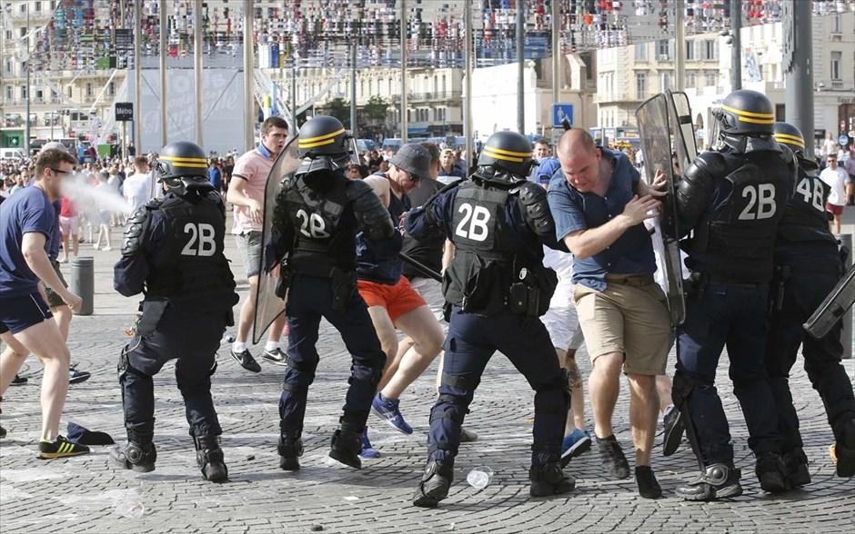Euro 2016 - επεισόδια μεταξύ φιλάθλων στη Μασσαλία. 