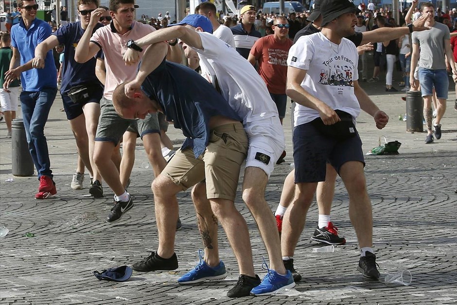Euro 2016 - επεισόδια μεταξύ φιλάθλων στη Μασσαλία - Αγγλοι - Ρώσοι οπαδοί. 