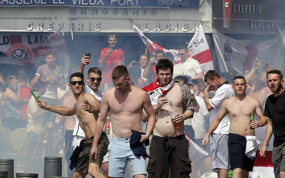 Euro 2016 - επεισόδια μεταξύ φιλάθλων στη Μασσαλία - Αγγλοι - Ρώσοι οπαδοί. 
