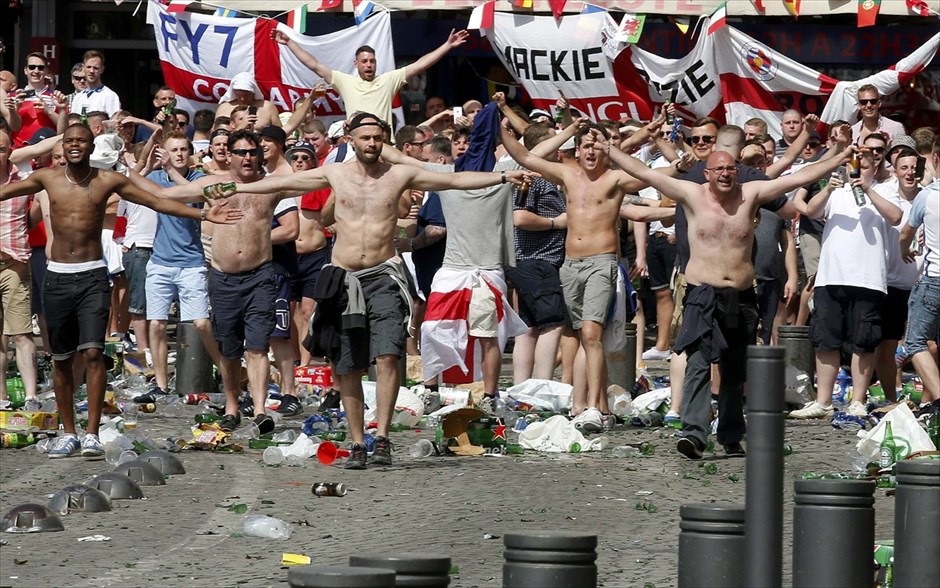 Euro 2016 - επεισόδια μεταξύ φιλάθλων στη Μασσαλία - Αγγλοι - Ρώσοι οπαδοί. 