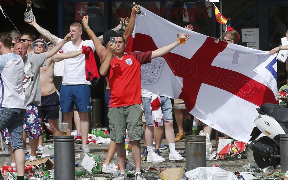 Euro 2016 - επεισόδια μεταξύ φιλάθλων στη Μασσαλία - Αγγλοι - Ρώσοι οπαδοί. 