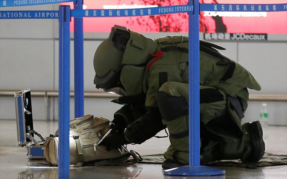 Συναγερμός στο αεροδρόμιο της Σαγκάης από έκρηξη «αυτοσχέδιων εκρηκτικών υλών» . Μέλος της ομάδας εξουδετέρωσης βομβών ελέγχει μία αποσκευή, κοντά στο σημείο της έκρηξης, στο διεθνές αεροδρόμιο Πουντόνγκ της Σαγκάης. Τρεις άνθρωποι τραυματίστηκαν από έκρηξη «αυτοσχέδιων εκρηκτικών υλών» που σημειώθηκε στο διεθνές αεροδρόμιο Πουντόνγκ σήμερα, όπως ανακοίνωσε η αρχή διαχείρισης του αεροδρομίου. Η έκρηξη, που σύμφωνα με το επίσημο κινεζικό πρακτορείο Xinhua οφείλεται σε πυροτεχνήματα, σημειώθηκε κοντά στα ταμεία παράδοσης των αποσκευών του Τερματικού Σταθμού 2 λίγα λεπτά μετά τις 3 το μεσημέρι (τοπική ώρα).