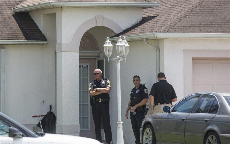 ΗΠΑ- Πυροβολισμοί σε γκέι κλαμπ στο Ορλάντο - σπίτι υπόπτου. Αστυνομικοί βρίσκονται έξω από ένα σπίτι που σχετίζεται με τον φερόμενο ως ύποπτο για την ένοπλη επίθεση στο Ορλάντο, Ομάρ Ματίν, στο Port St. Lucie στη Φλόριντα.