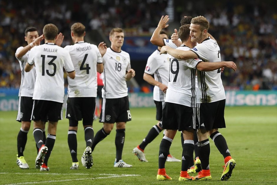 EURO 2016 - Γερμανία - Ουκρανία. Ο Μουστάφι πανηγυρίζει το 1-0 με τους συμπαίκτες του.